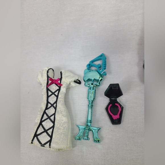 Monster High Sweet 1600 Clawd Wolf With Accessories - Picture 5 of 6